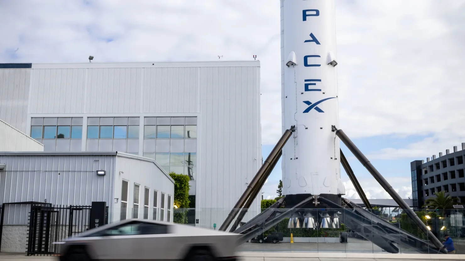 Giới đầu cơ tin cổ phiếu SpaceX tăng hơn 20% ngày đầu, nghị sĩ Mỹ muốn hoãn IPO