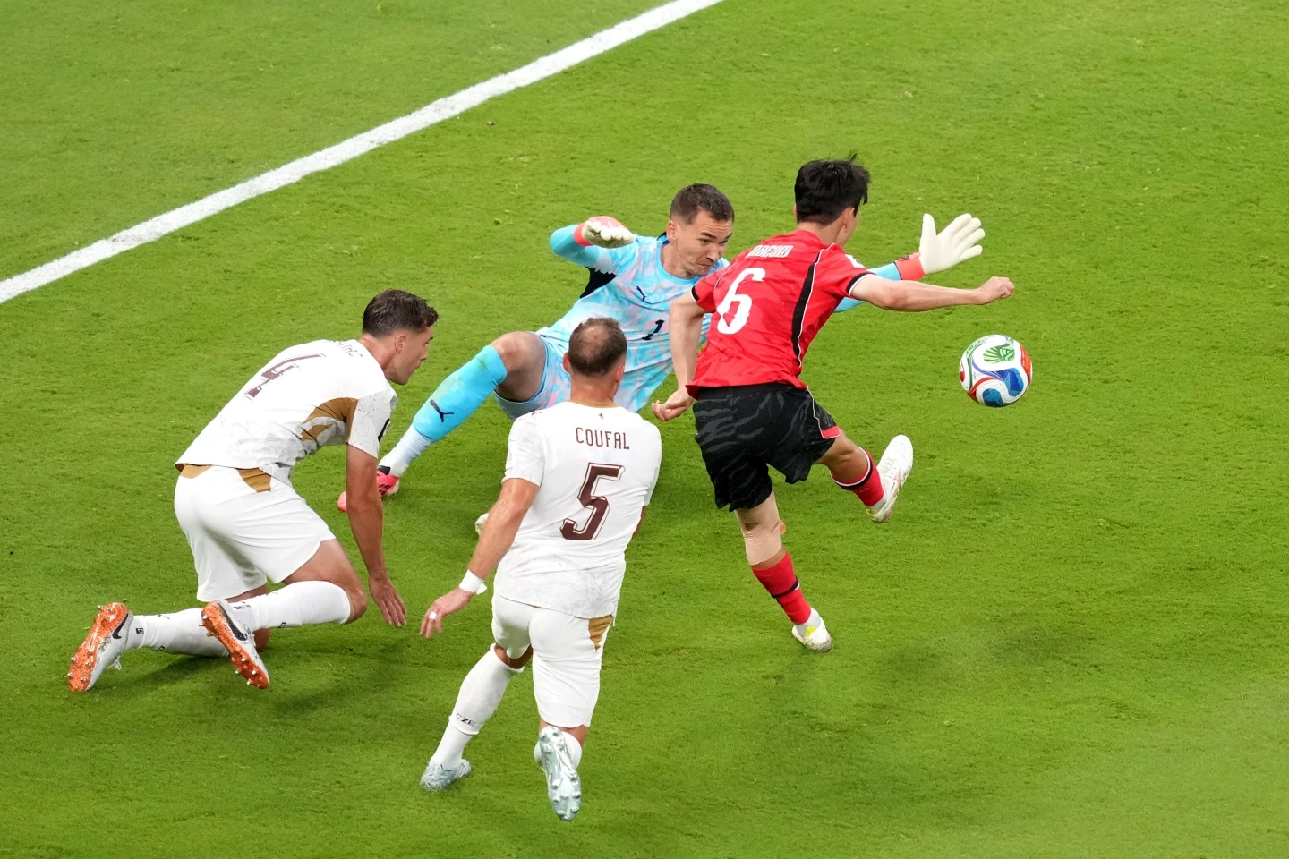 Hwang In-beom ghi bàn giúp Hàn Quốc gỡ hòa trong trận thắng CH Séc 2-1. Ảnh: AP