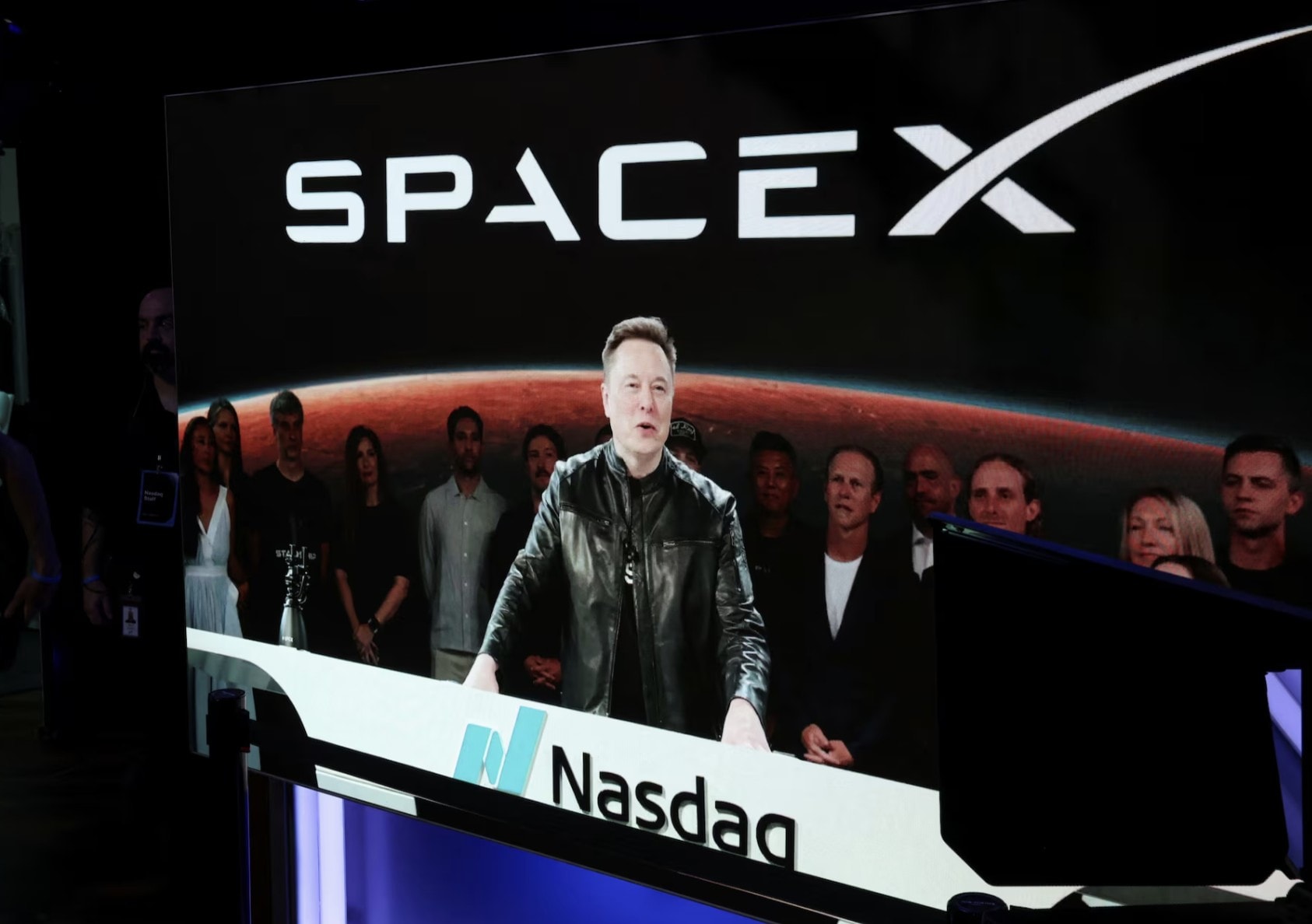 Elon Musk phát biểu qua liên kết video vào ngày IPO của SpaceX tại sàn Nasdaq. Ảnh: Reuters