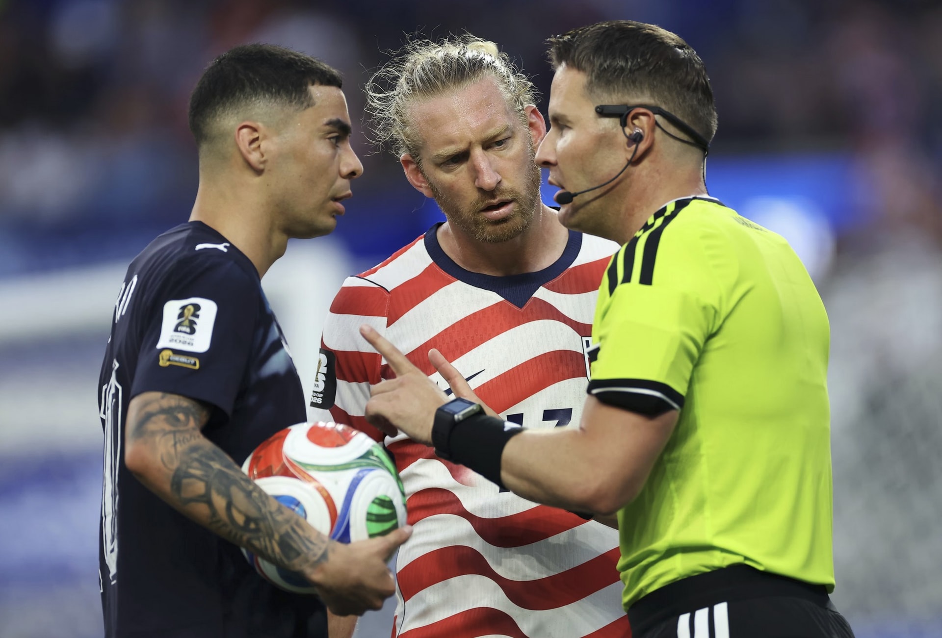 Tim Ream Cầu thủ đầu tiên ở World Cup được VAR cứu nhờ luật ‘nhầm người’