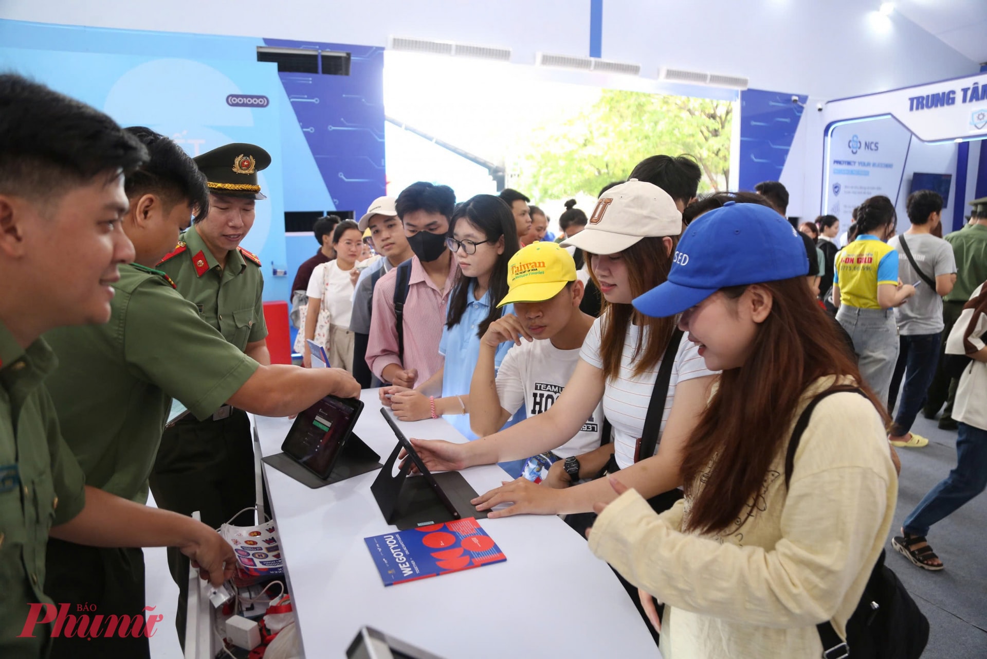 trien-lam-to-quoc-binh-_861781273889.jpg