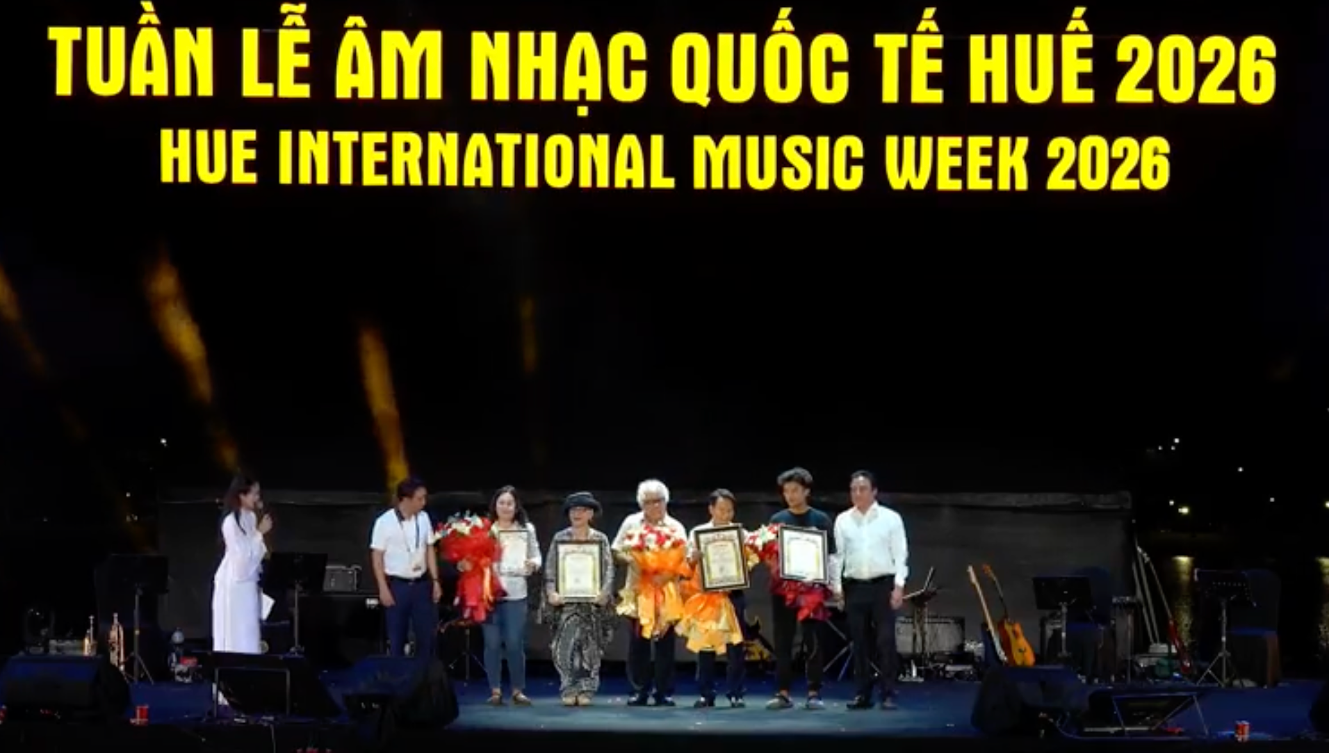 Đại diện chính quyền thành phố Huế tặng hoa cho gia đình nhạc sĩ Trịnh Công Sơn. Ảnh: Tiểu Vũ