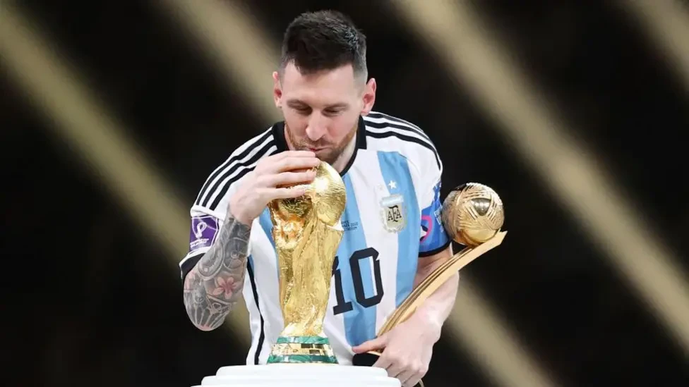 Messi từ siêu sao chạy cánh khuấy đảo thế giới đến gần như không còn chạy (1)
