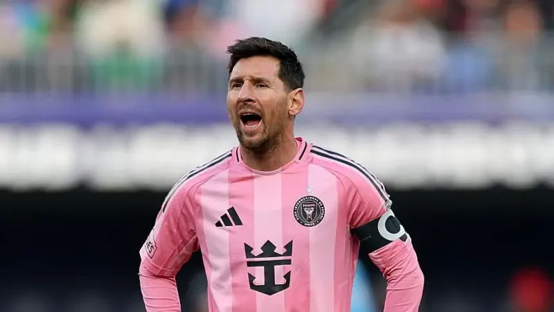 Messi từ siêu sao chạy cánh khuấy đảo thế giới đến gần như không còn chạy (2)