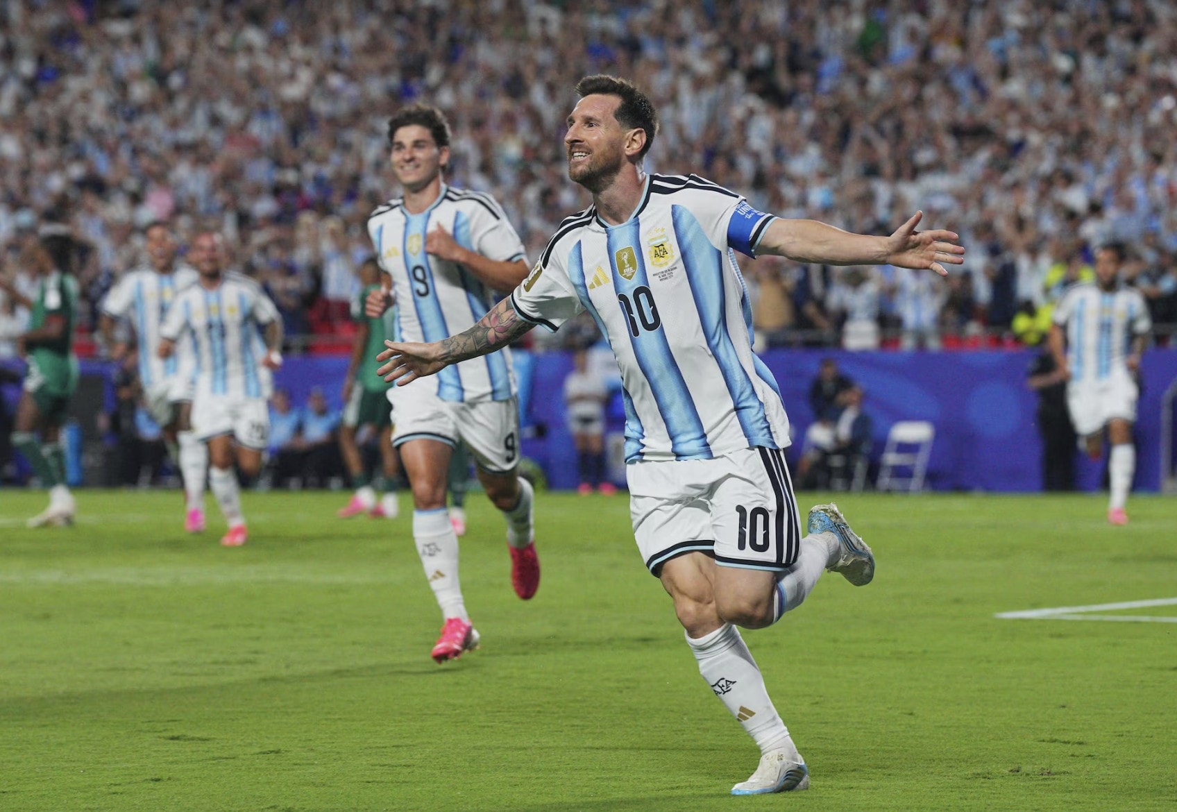 Messi lập hat-trick, san bằng kỷ lục ghi bàn World Cup của Klose
