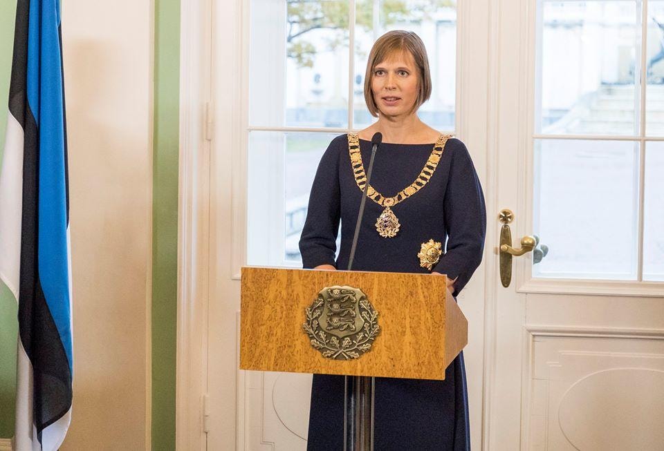 estonianworld.com-wp-content-uploads-2016-10-_kersti-kaljulaid-andres-putting-presidents-office-iii.jpg