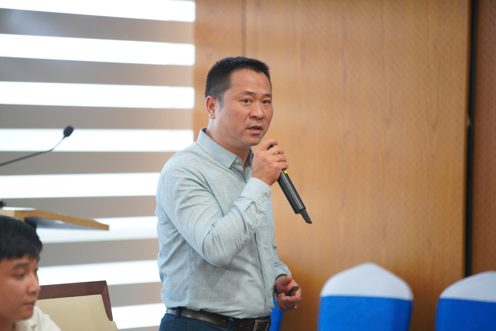 Tiếp nối góc nhìn về năng suất, ông Trần Ngọc Long, Trưởng phòng Truyền thông đa phương tiện - Báo điện tử VietnamPlus dẫn chứng việc hơn 50% nhà xuất bản trên thế giới đang thử nghiệm AI tạo sinh và 93% tòa soạn ưu tiên đầu tư vào công nghệ này để tối ưu hóa quy trình sản xuất nội dung, cá nhân hóa trải nghiệm độc giả.