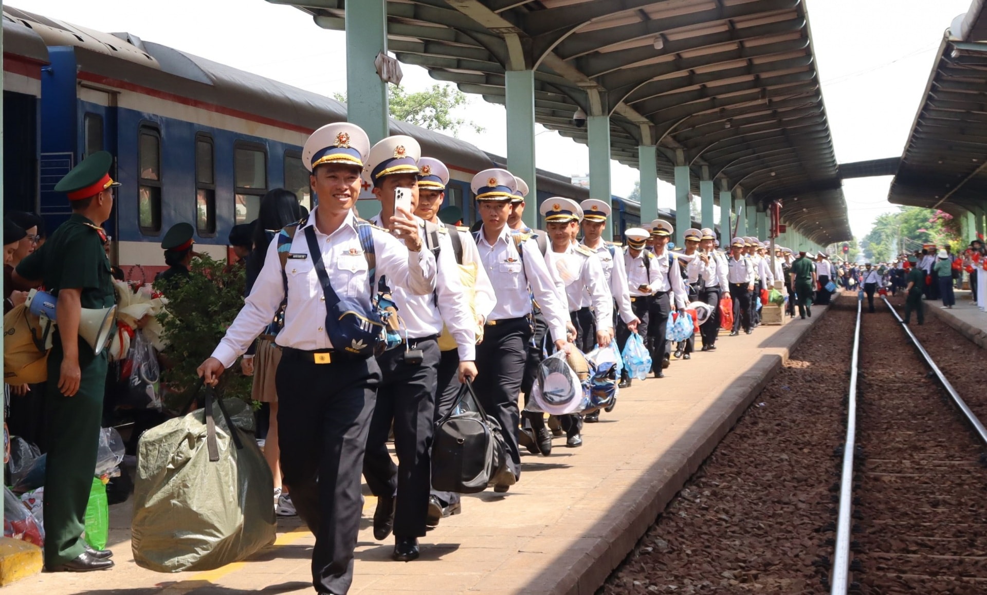 Chiến sĩ Hải Quân tại ga Biên Hoà (A50 - 2)