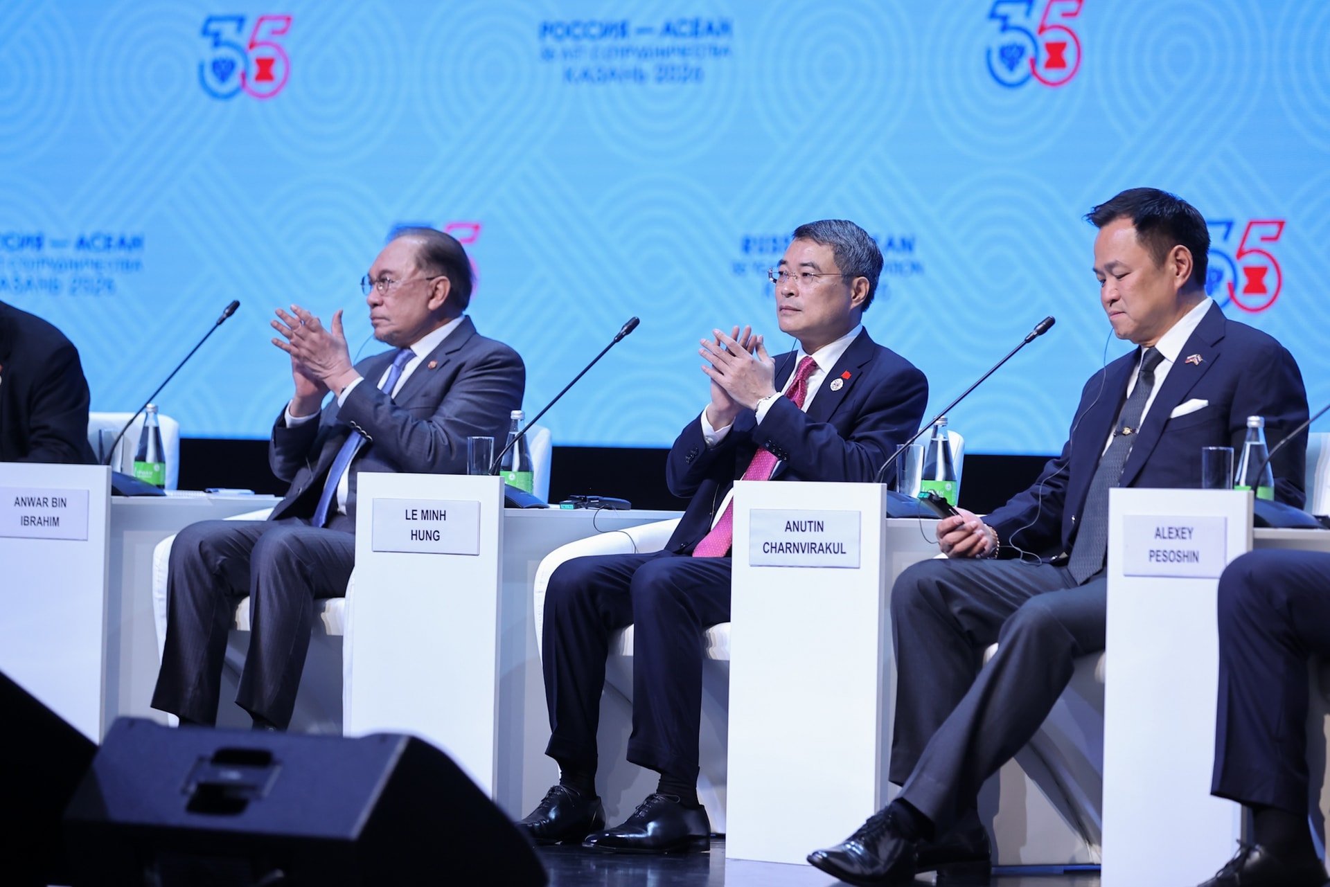 4-thu-tuong-le-minh-hung-cung-lanh-dao-cac-nuoc-tham-du-le-khai-mac-dien-dan-kinh-doanh-asean-nga-anh-vgpnhat-bac-2-17818860925581134671709.jpg