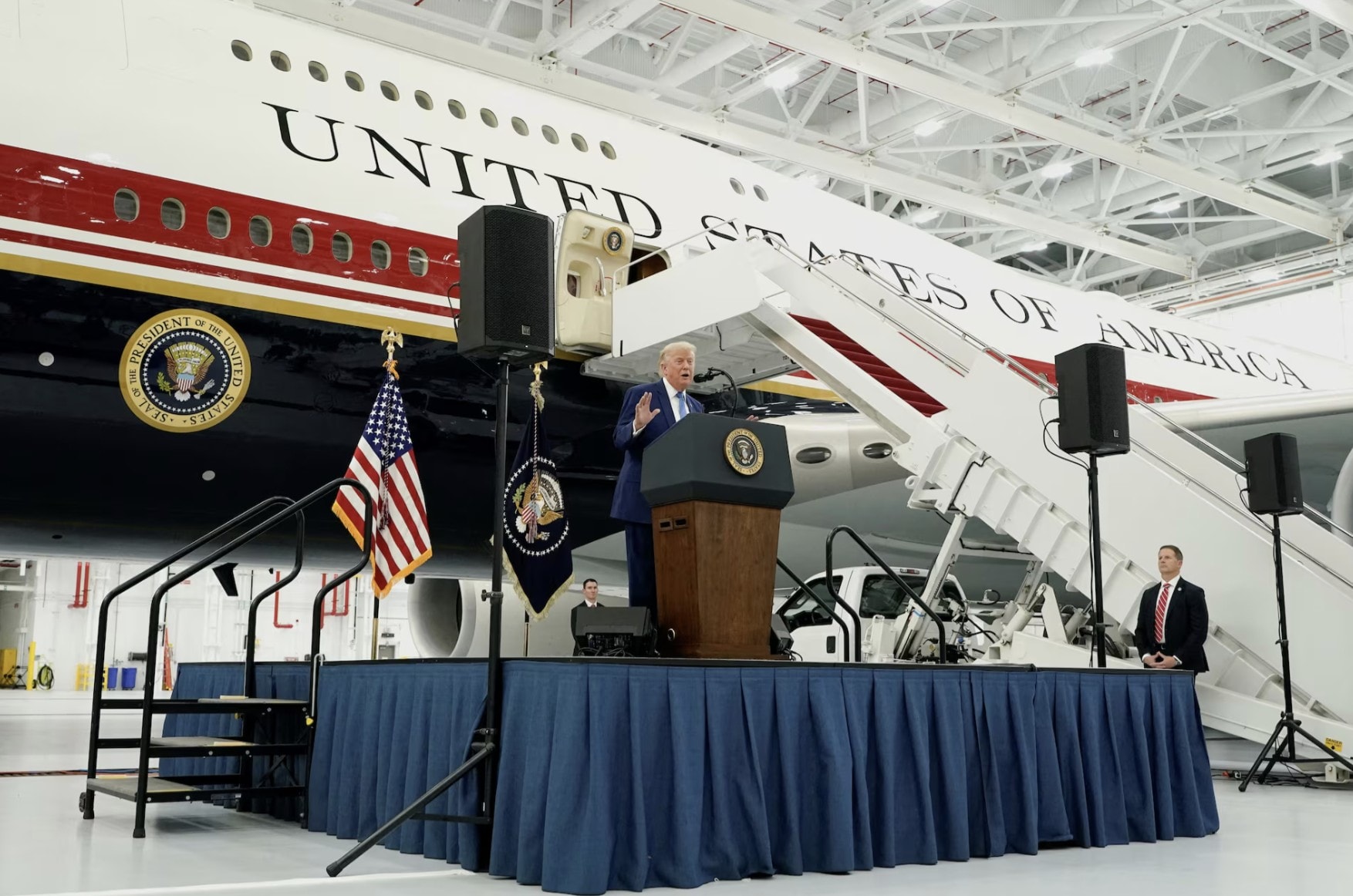 Ông Trump nói lý do nhận Boeing 747-8 từ Qatar Quà miễn phí nhưng nâng cấp không rẻ (3)1