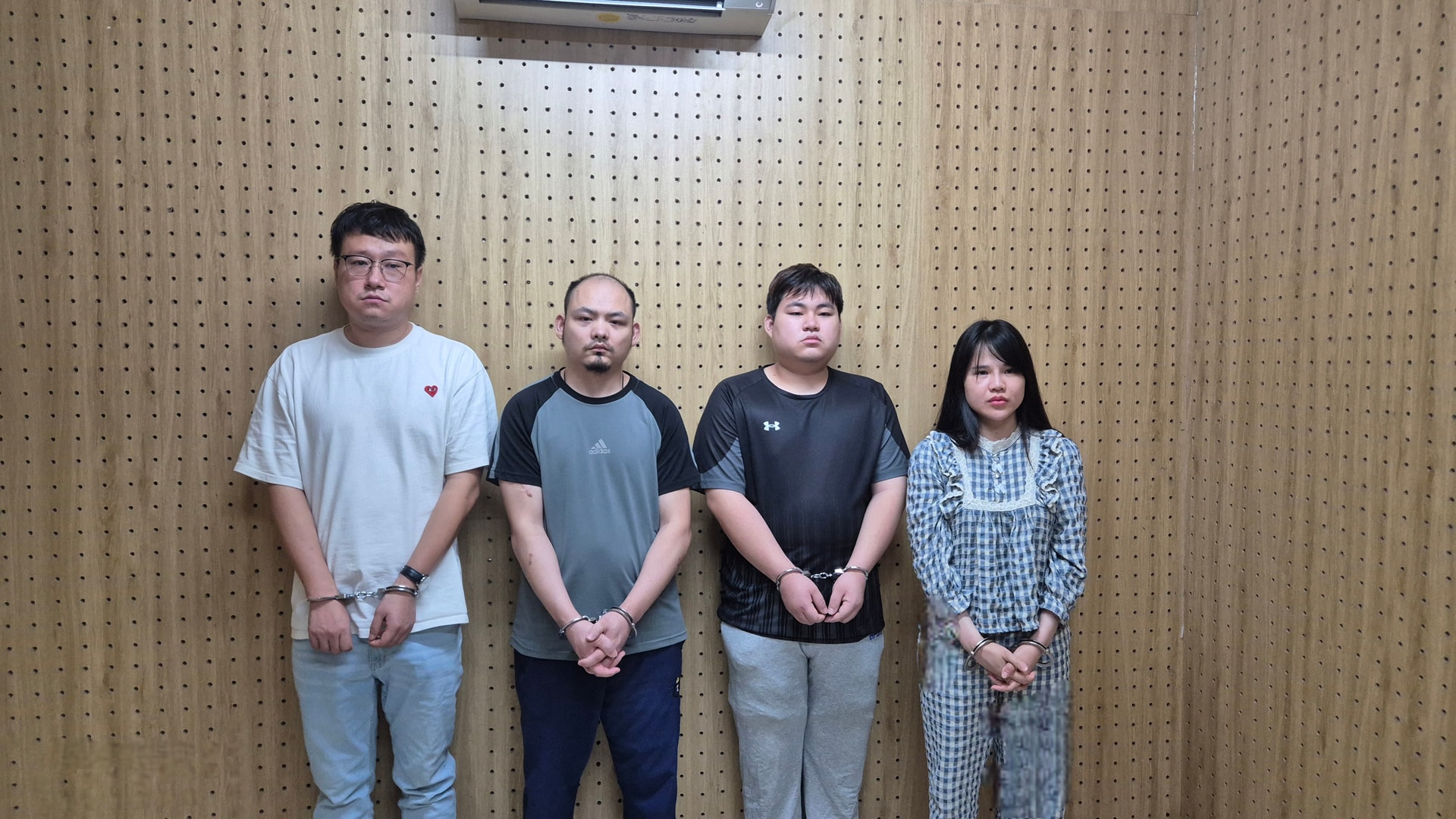 THUẬN GIAO - từ trái sang_ Hu Guoyu, Dai Fei, Zhou Wendong, Quách Thị Huế