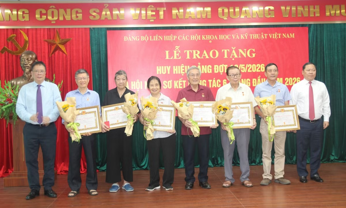 Đảng ủy VUSTA trao tặng Huy hiệu Đảng và sơ kết 6 tháng đầu năm 2026 