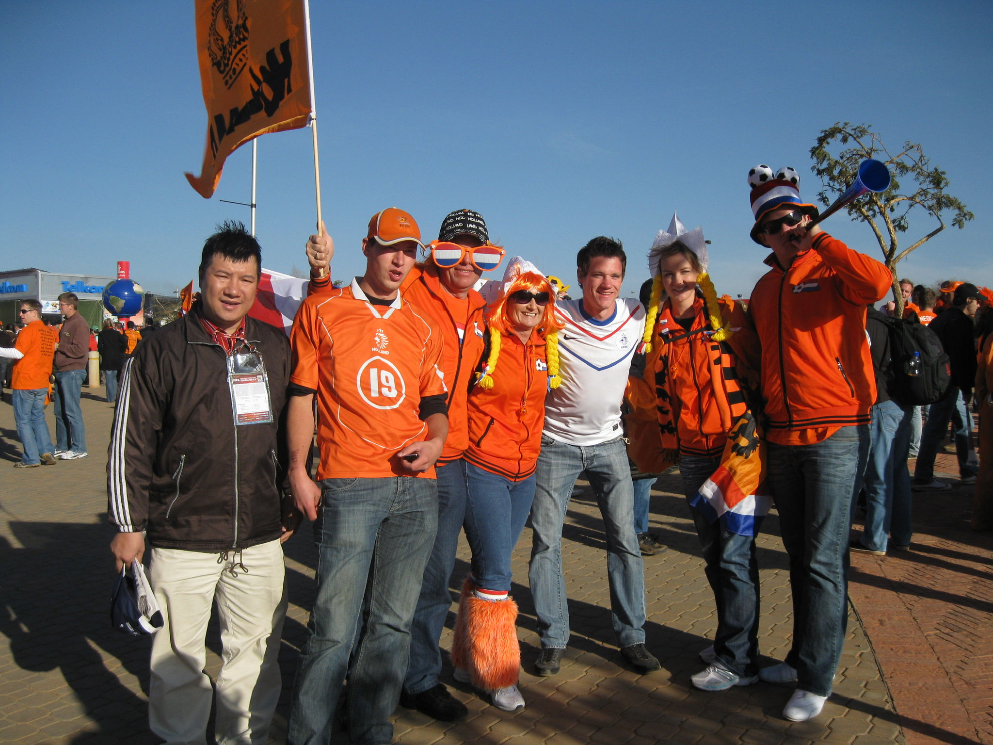 BLV Quang Huy với các CĐV bên ngoài sân Soccer City- World Cup 2010-2