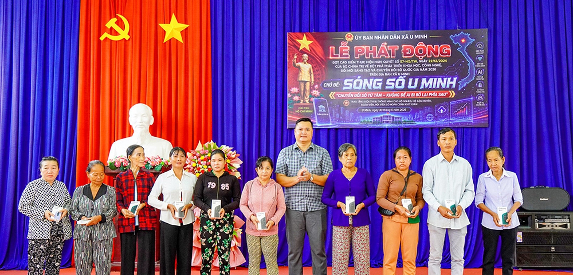 Cà Mau phát động trao tặng điện thoại cho những hộ nghèo. Ảnh: B.C.M