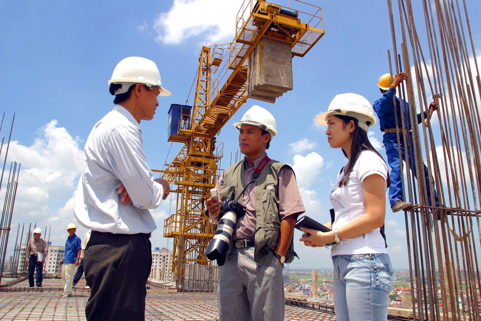 Nhà báo Xuân Quang tác nghiệp trên công trường xây dựng khoảng năm 2010