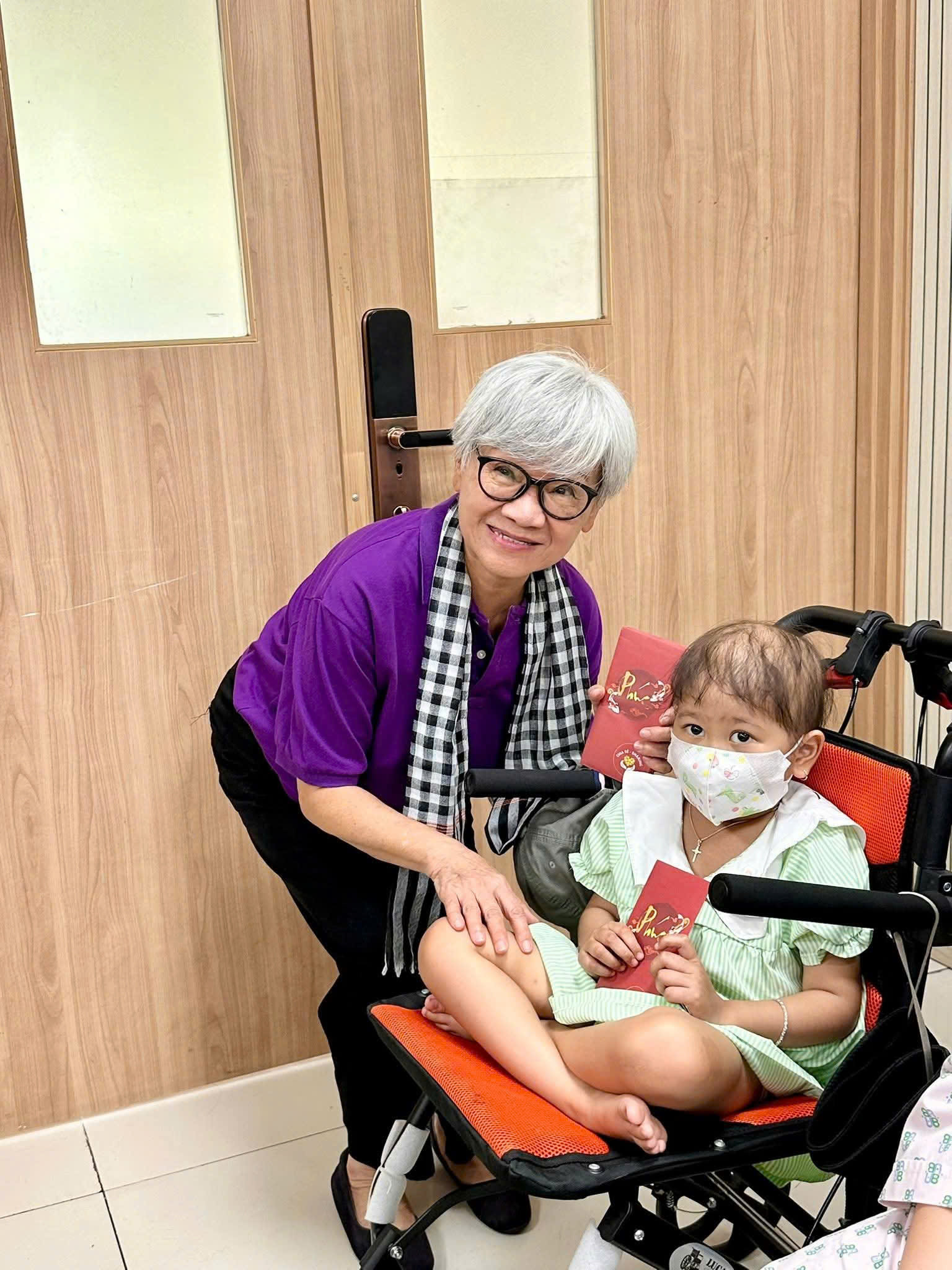 Thăm và tặng viện phí cho các bệnh nhi ung thư tại BVUB cơ sở 2, TP.HCM, tháng 5.2026).