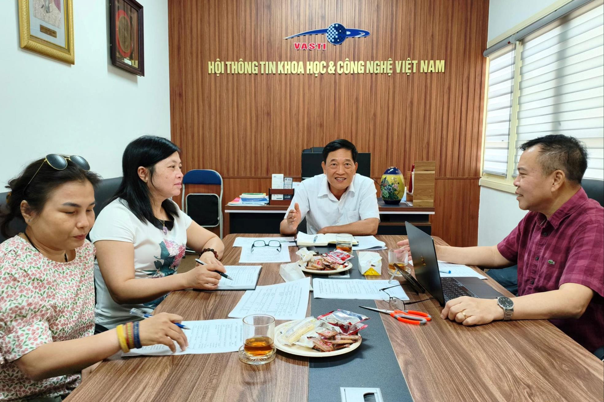 Chủ tịch Trần Văn Tùng làm việc với thường trực website Hội