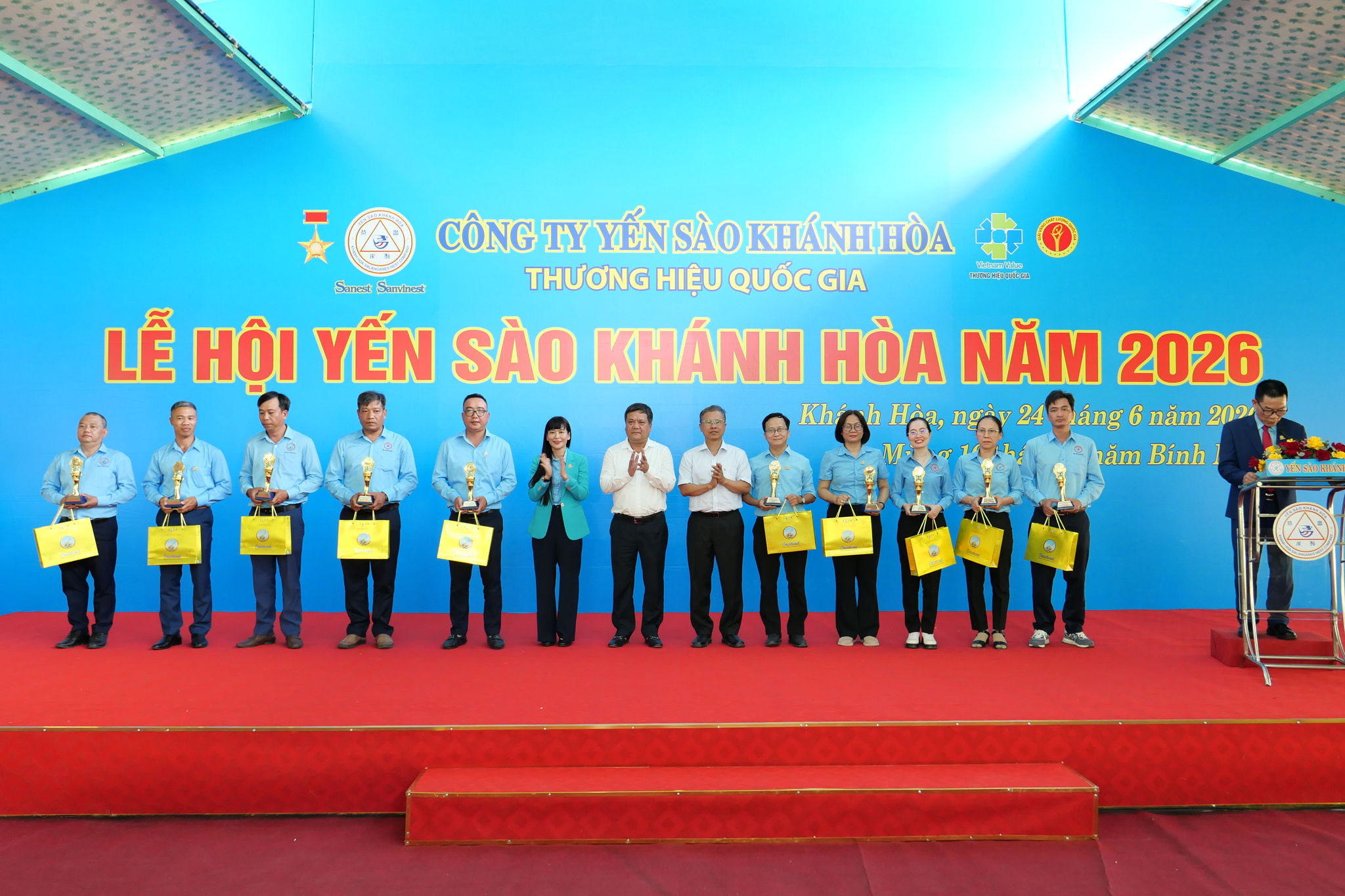 Đồng chí Bí thư Tỉnh ủy Trần Phong cùng lãnh đạo UBND tỉnh và công ty trao thưởng cho các cá nhân có thành tích xuất sắc.