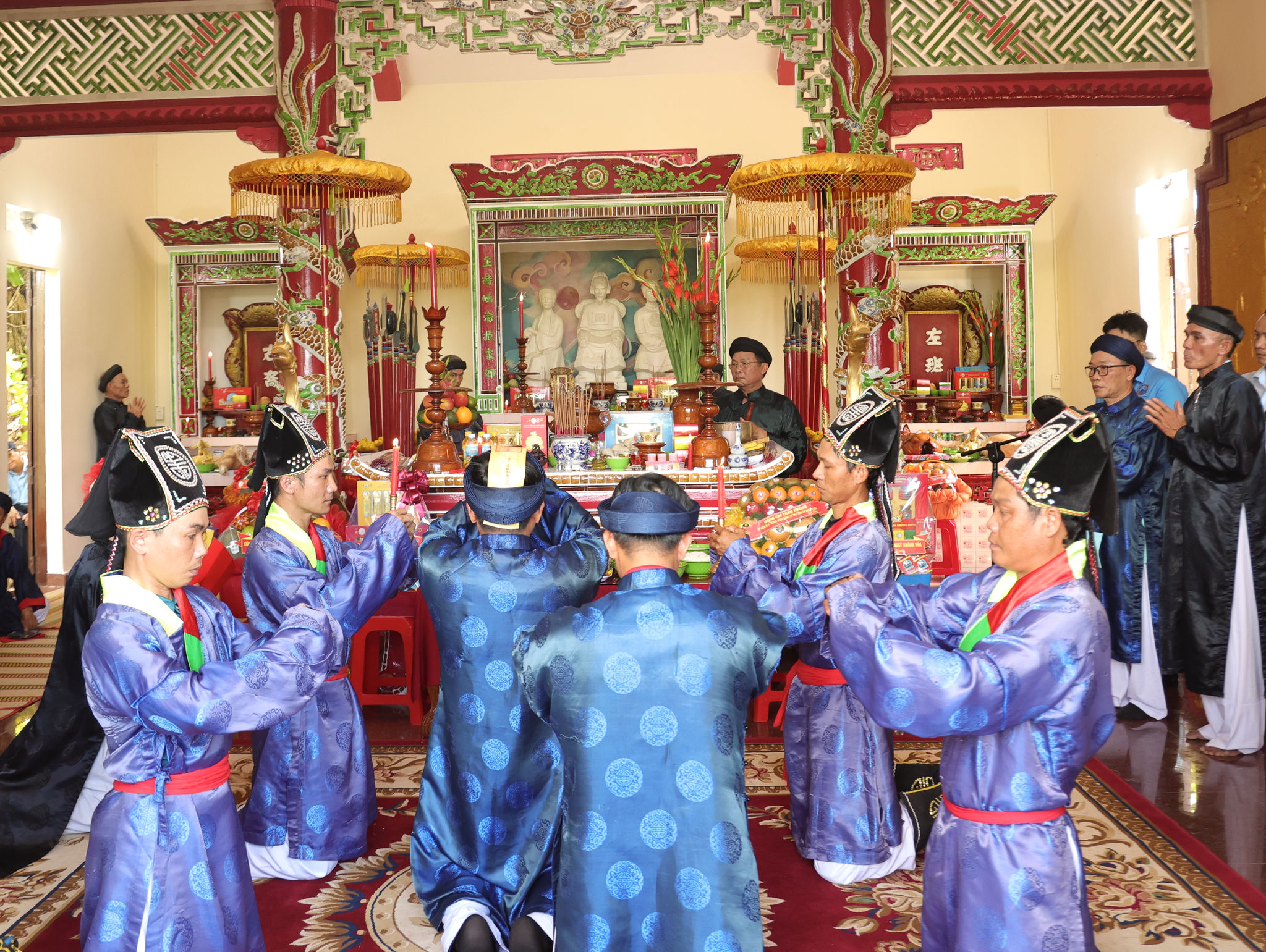 Thực hiện nghi lễ dâng hương lên thủy tổ ngành nghề yến sào.