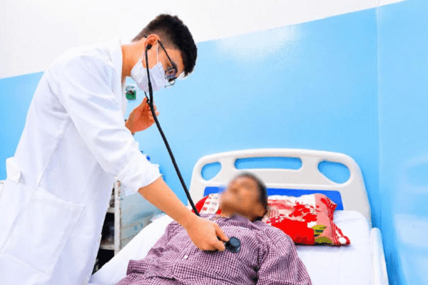cu-ong-72-tuoi-ngung0tim-huyet-ap-bang-o-duoc-cuu-song-bac-si-tiet-lo-dieu-tao-nen-ky-tich-hinh-anh 1