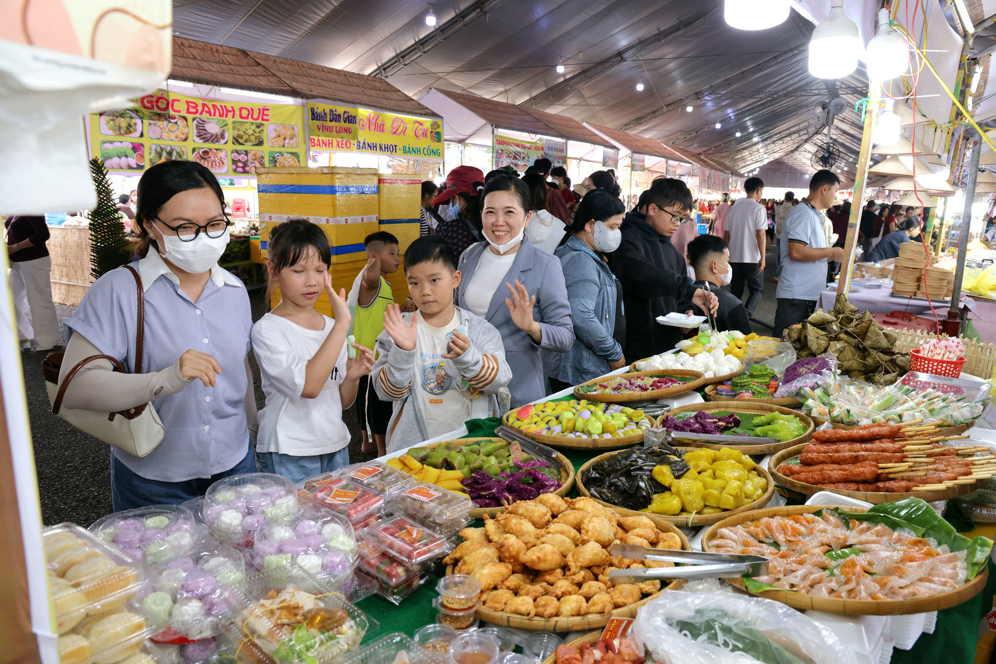Lễ hội bánh dân gian ở Cần Thơ. Ảnh: Trung Phạm