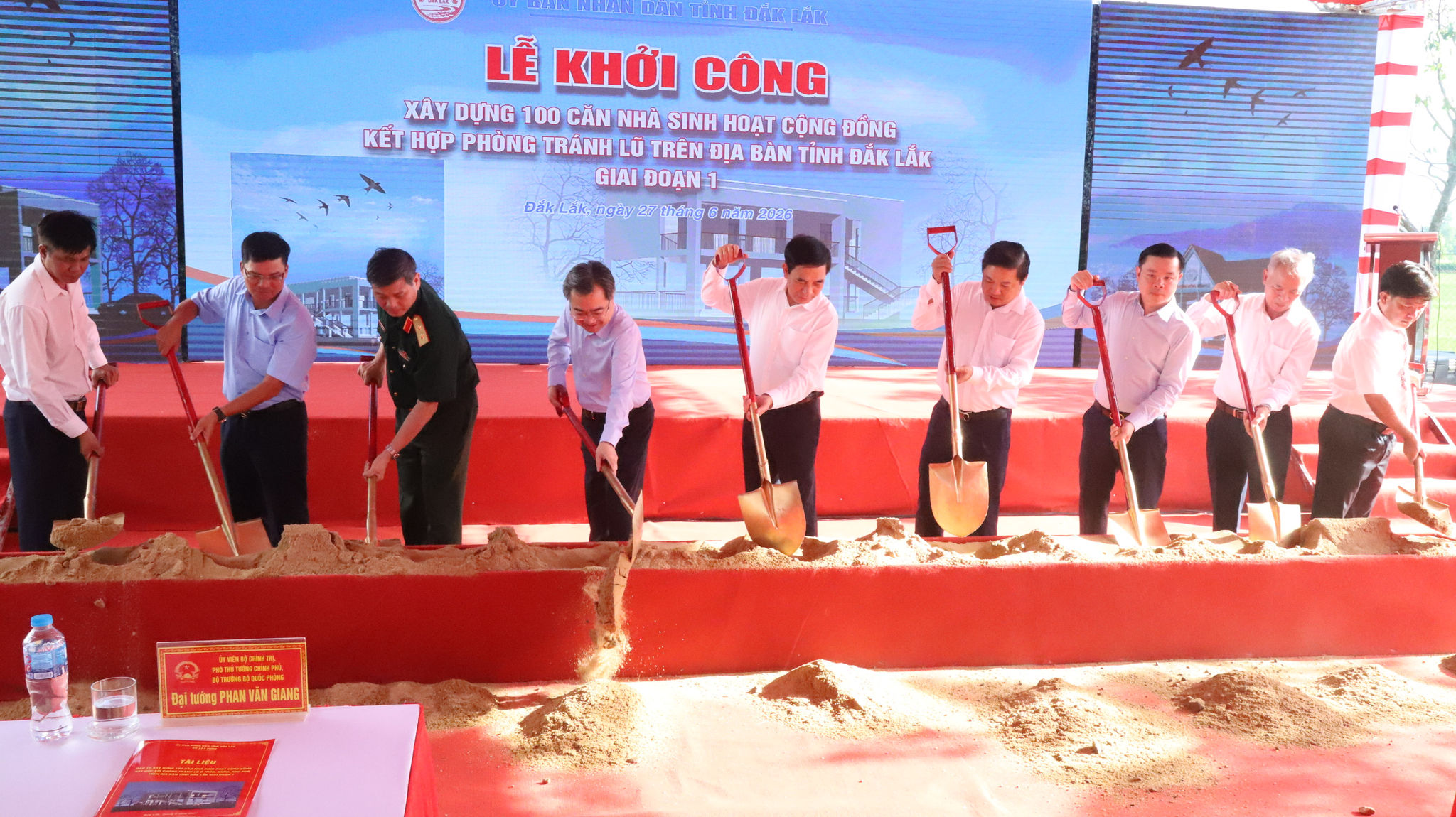 Hình 2 - Đại tướng Phan Văn Giang - Ủy viên Bộ Chính trị, Phó Thủ tướng Chính phủ