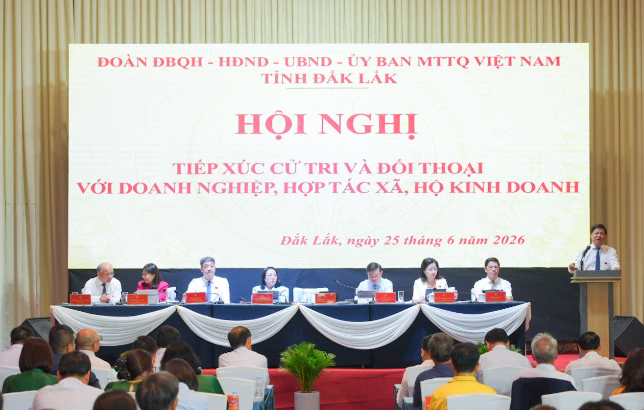 Hình 4 - Đoàn đại biểu tỉnh lắng nghe và đánh giá cao các ý kiến của cử tri tâm huyết 