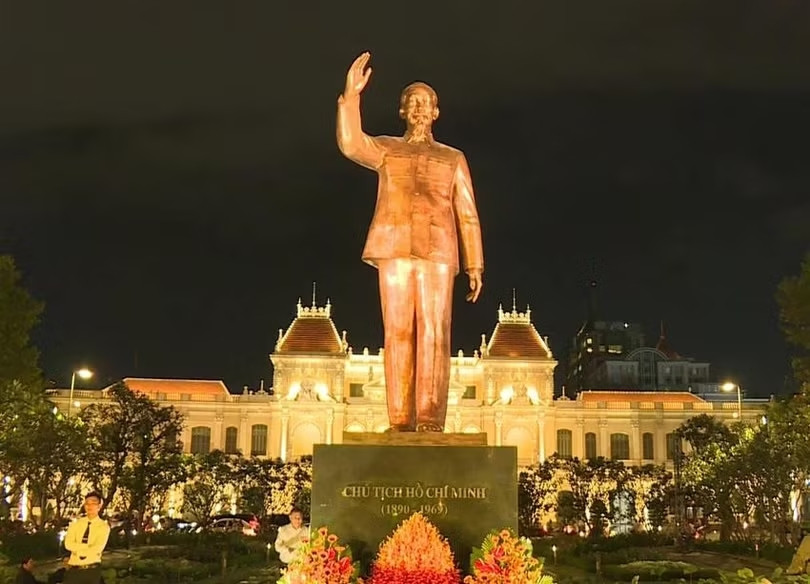 tuong-dai-bac-ho-ezxgpng.jpg
