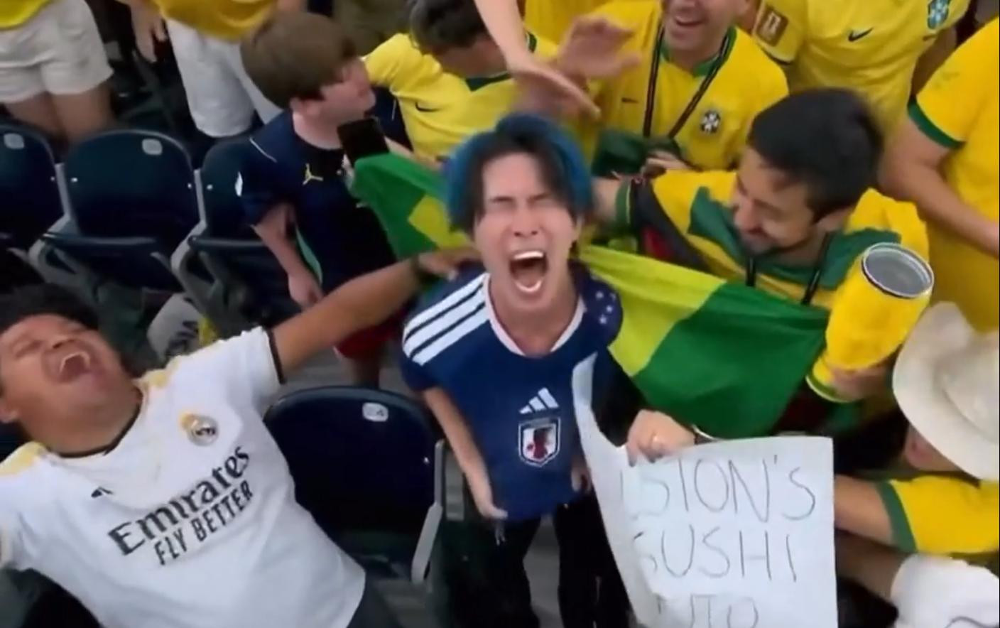 Camera lia trúng một 'Samurai Nhật Bản' gào thét tuyệt vọng giữa biển 'vũ công Samba'