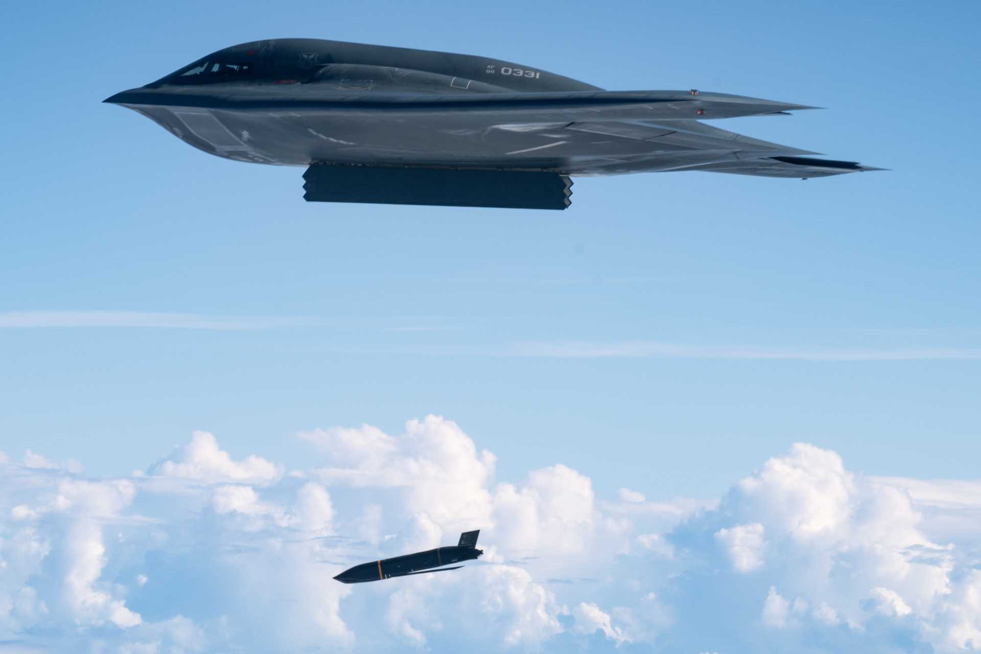 www.armyrecognition.com-images-stories-news-2026-june-_u.s.-b2-stealth-bomber-fires-lrasm-anti-ship-missile-for-first-time-in-valiant-shield-2026-pacific-exercise-925-001.jpg
