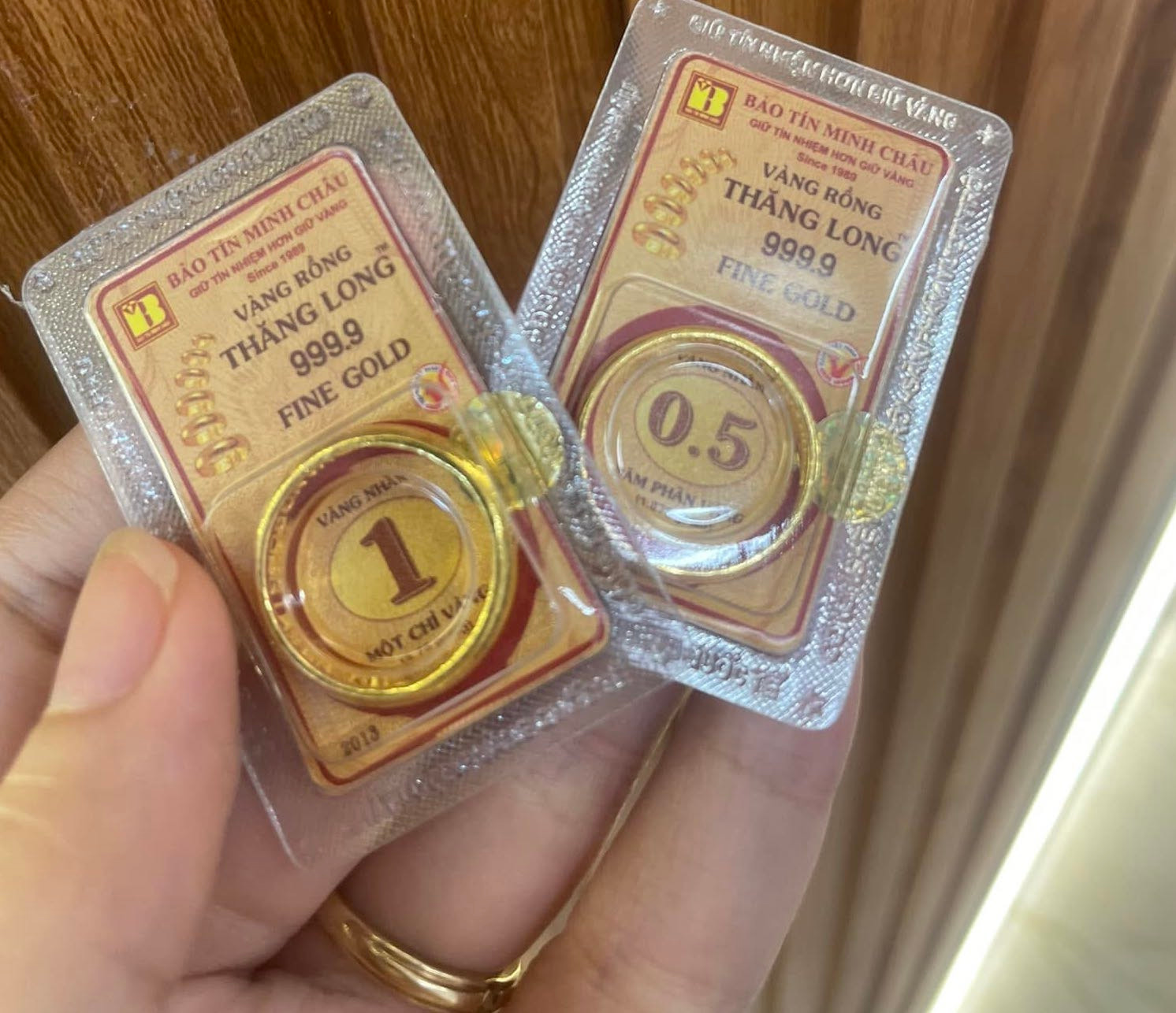 Giá vàng hôm nay 1/7: Vàng miếng lao dốc, vàng nhẫn SJC chễm chệ vượt mặt vàng miếng! 