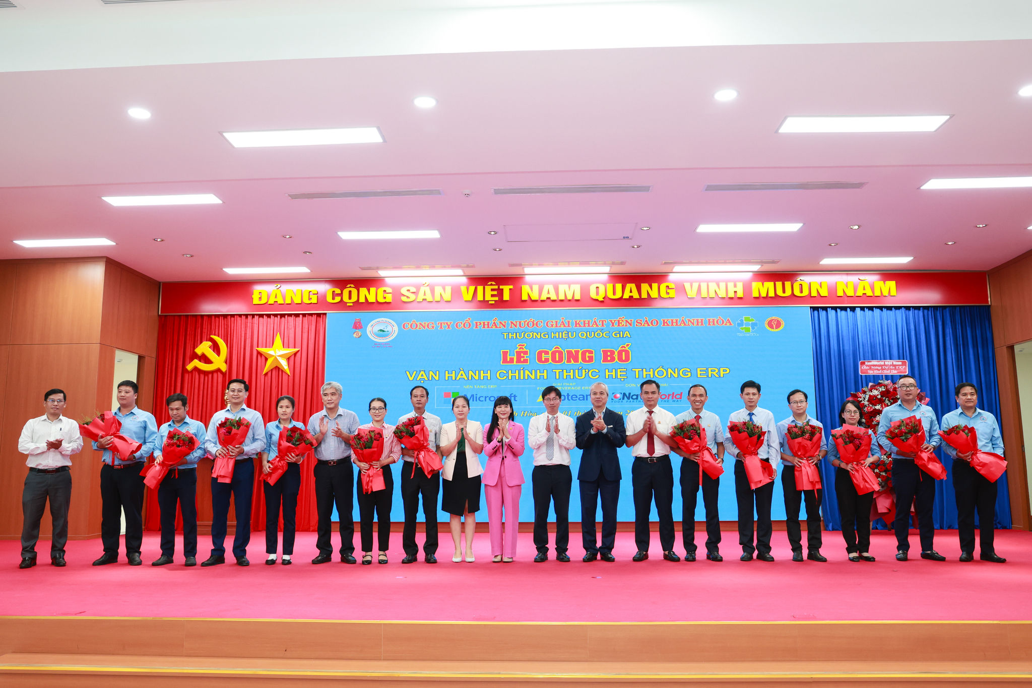 Tặng hoa cho Ban điều hành Hệ thống ERP.