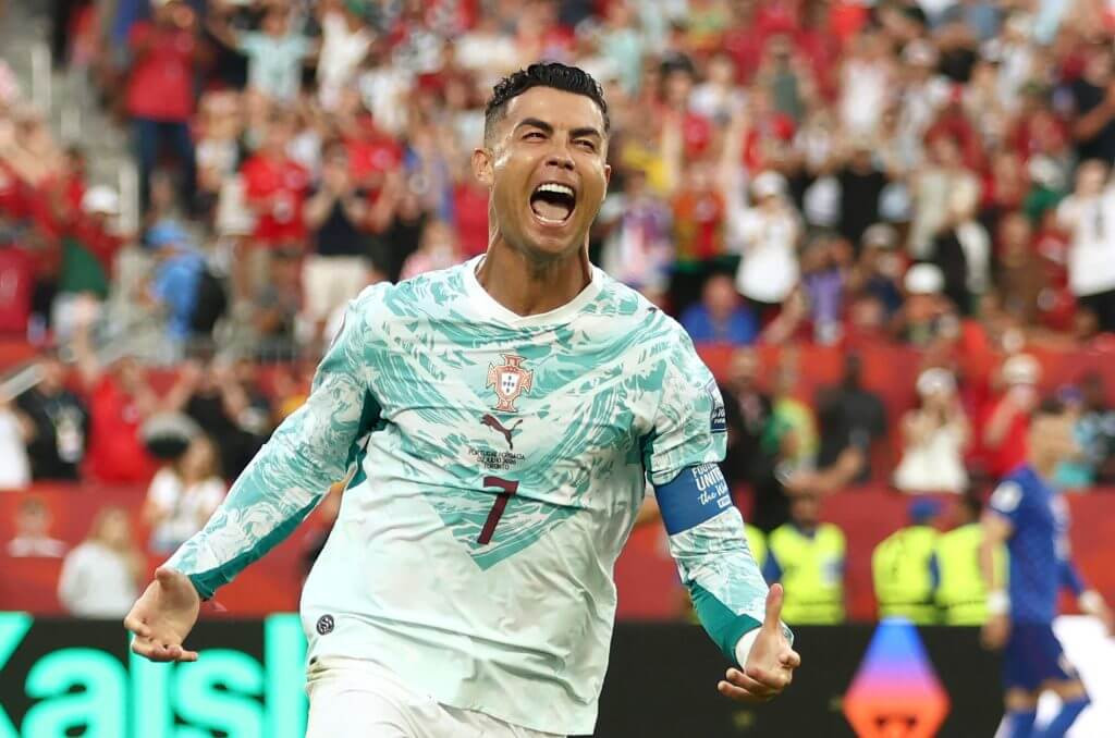 Ronaldo phá dớp World Cup, Ramos hóa người hùng, VAR khiến Croatia khóc hận (2)