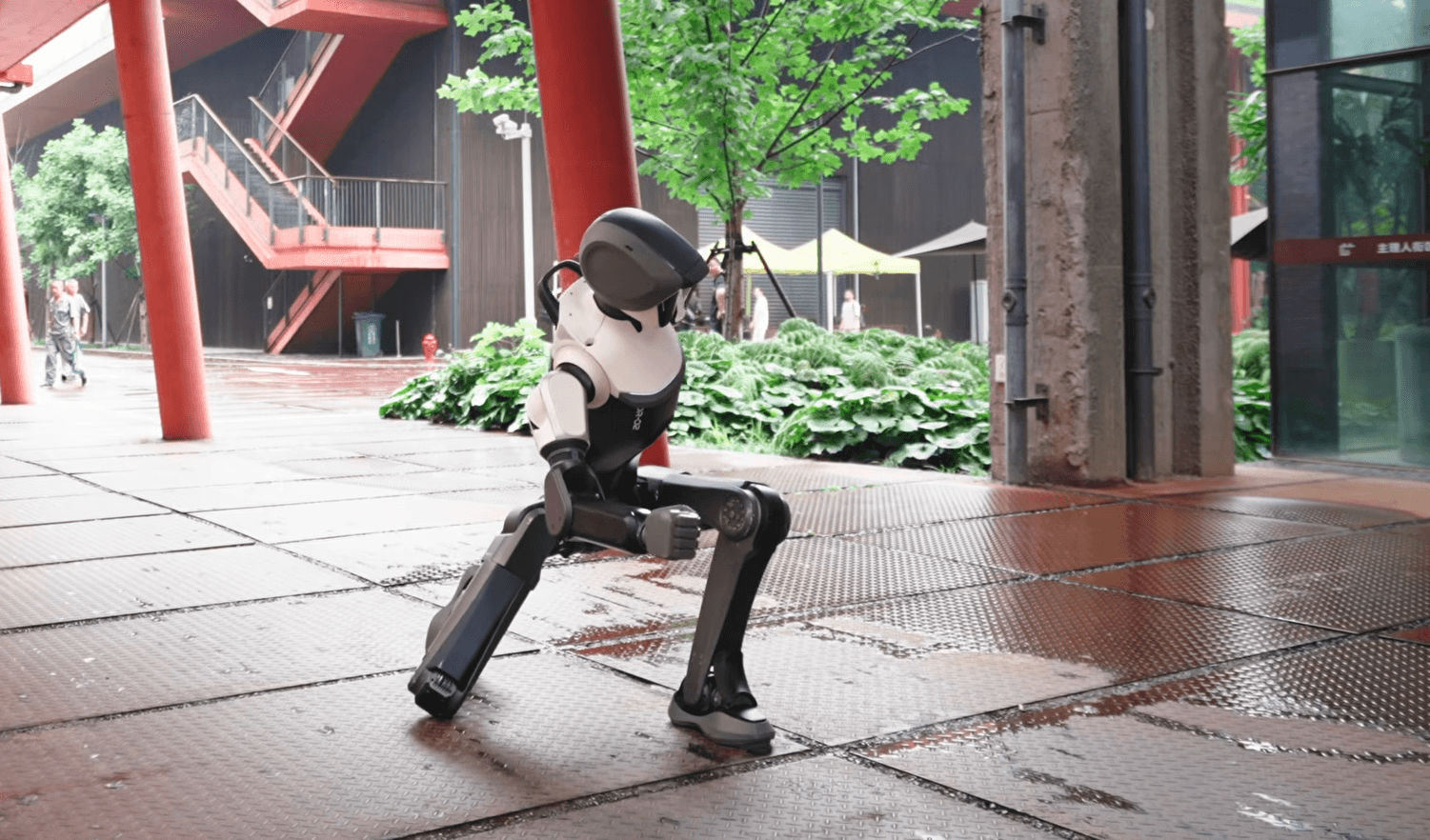 Robot Humanoid DR02 của Deep Robotics trình diễn khả năng vận động phi thường
