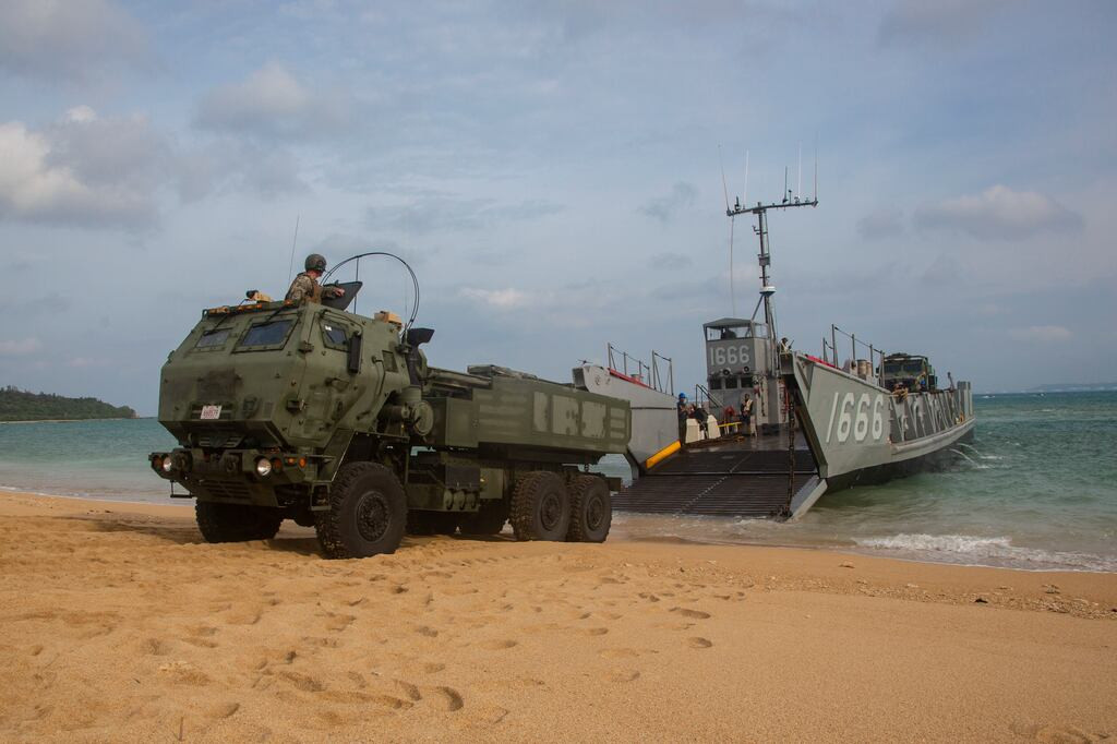 tau-hai-quan-van-chuyen-himars.jpg