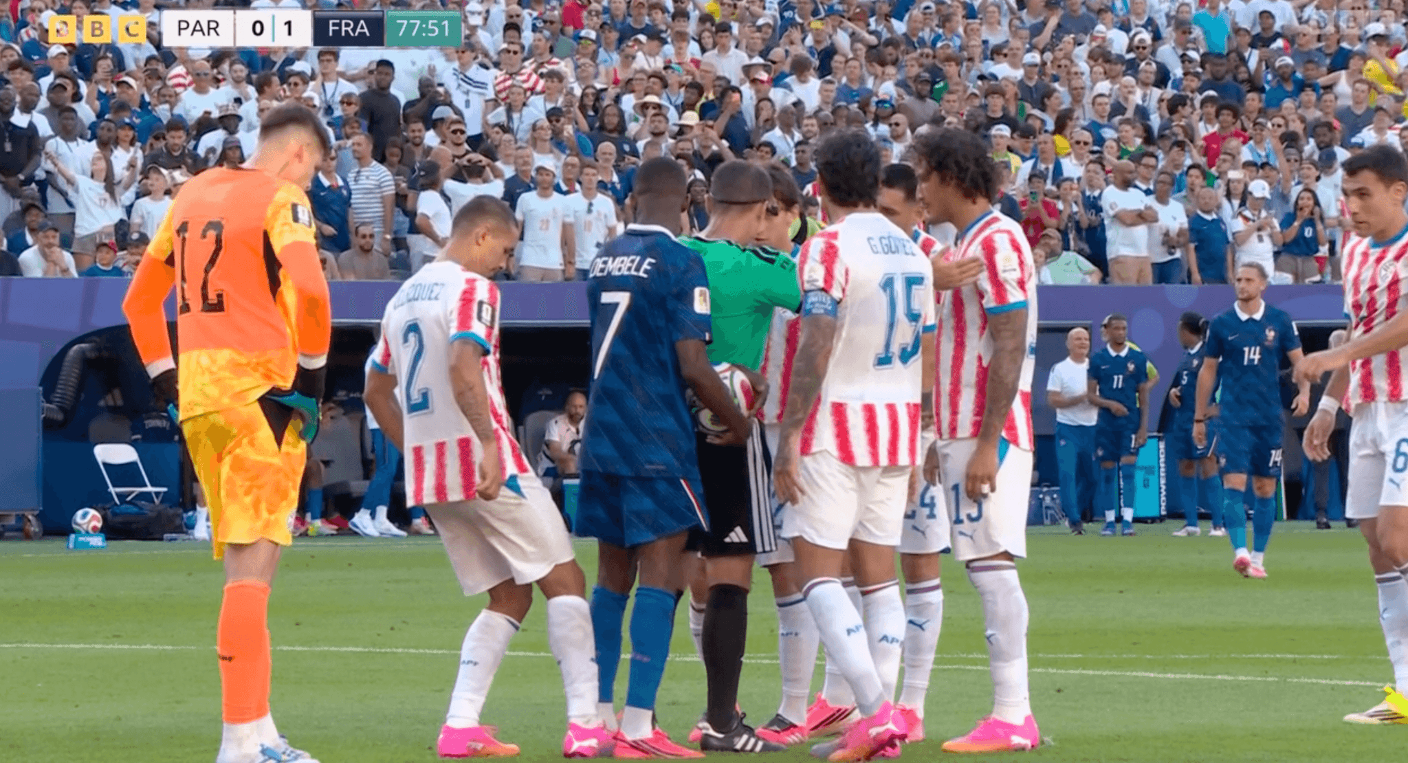 Mbappe bắt kịp Messi, Paraguay chơi xấu xí nhưng không phải nhận thẻ vàng 