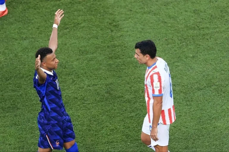 Mbappe bắt kịp Messi, Paraguay chơi xấu xí nhưng không phải nhận thẻ vàng (1)