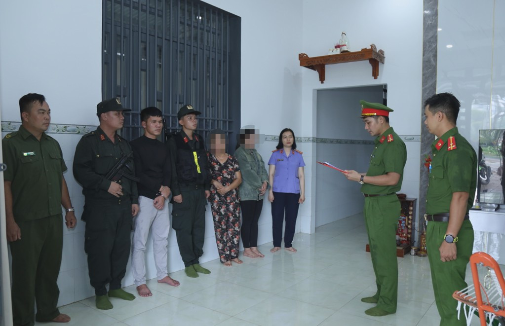 Công an đọc lệnh khám xét nhà Nguyễn Hoàng Phong. Ảnh: H.N