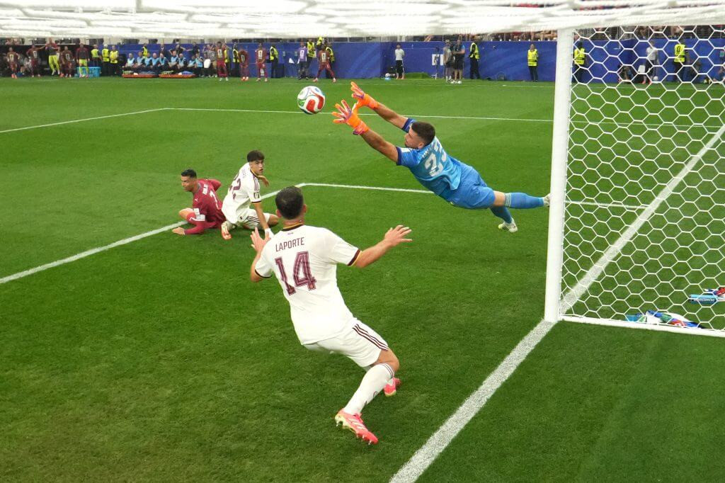 Ronaldo chia tay World Cup trong nước mắt và kỷ lục buồn, Roberto Martinez từ chức (1)