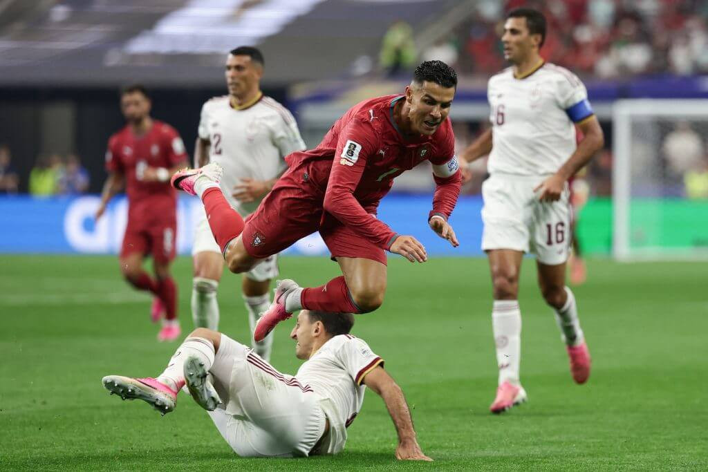 Ronaldo chia tay World Cup trong nước mắt và kỷ lục buồn, Roberto Martinez từ chức (2)