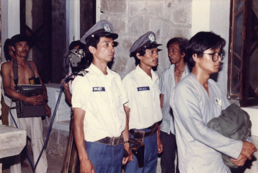 Lê Công Tuấn Anh (bìa phải) trong phim Em còn nhớ hay em đã quên. Ảnh: TL