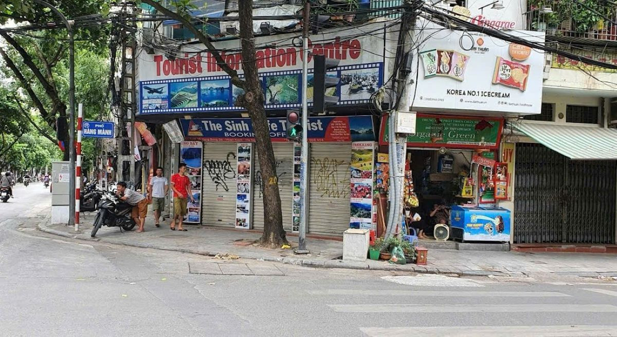 Nhiều hàng quán, shop đóng cửa trả mặt bằng.