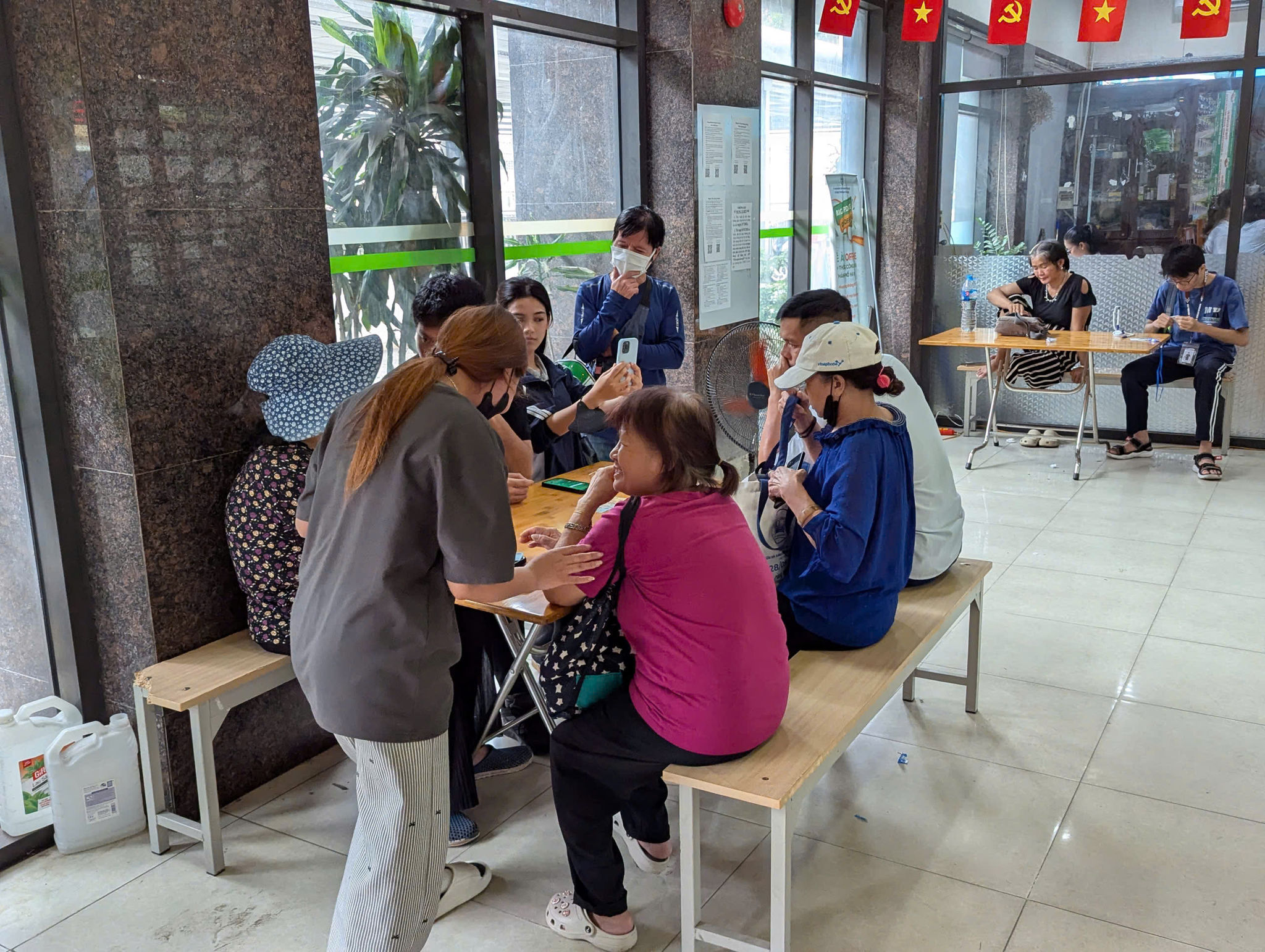 nguoi-dan-doi-the-ve-xe-buyt.jpg