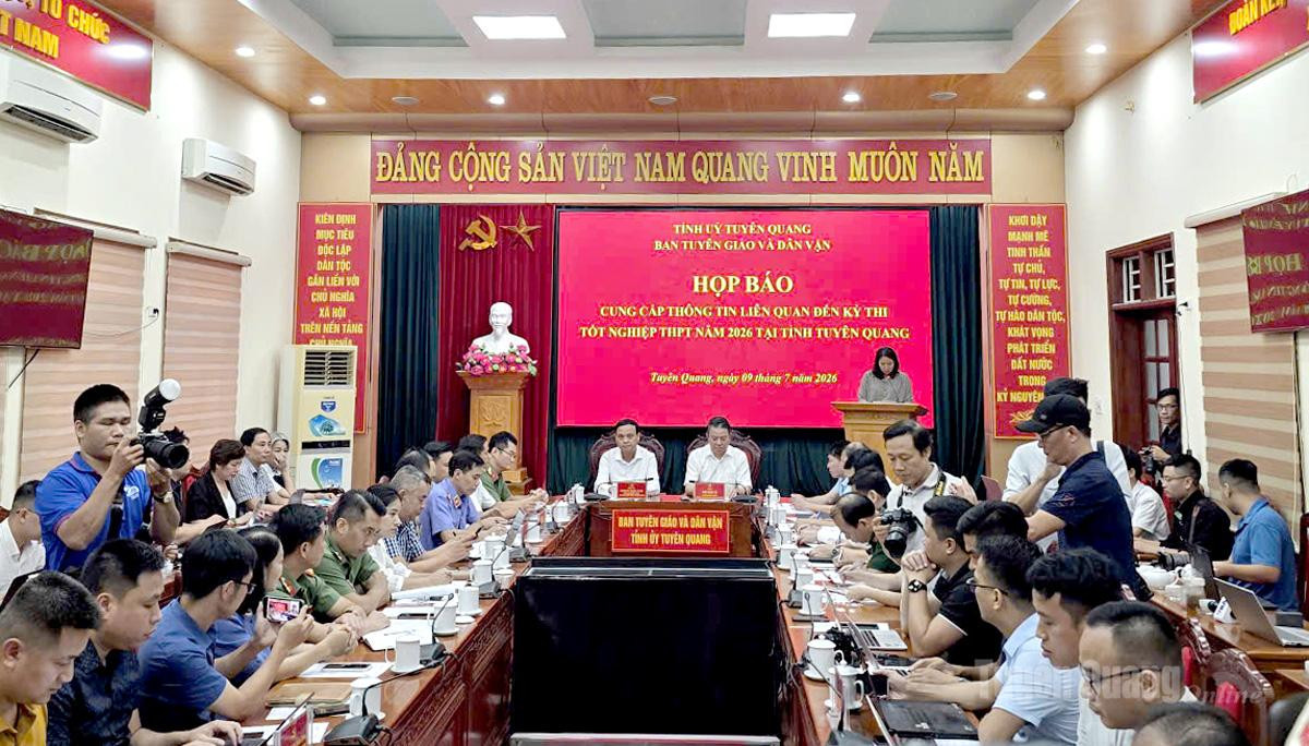 Toàn cảnh buổi họp báo Vụ 147 điểm 10 Toán tại Tuyên Quang.&nbsp;Ảnh: Báo Tuyên Quang