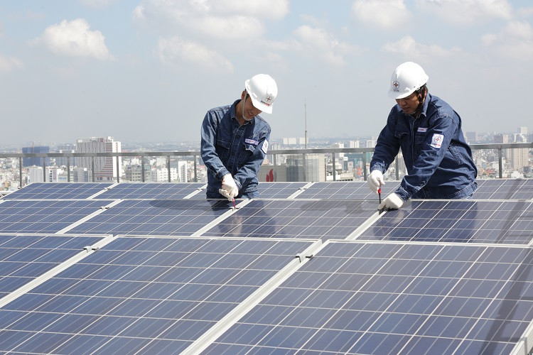EVNHCMC lắp đặt thiết bị điện năng lượng mặt trời trên các tòa nhà cao tầng ở TP.HCM