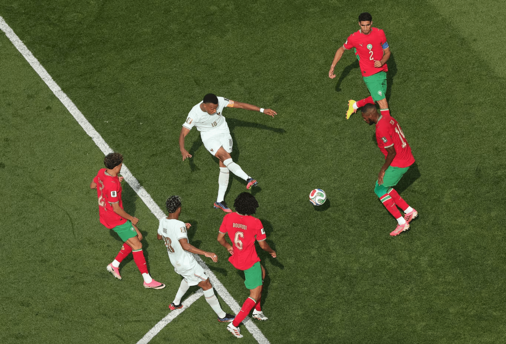 mbappe-conn-nguoi-co-doi-giay-de-gio.png