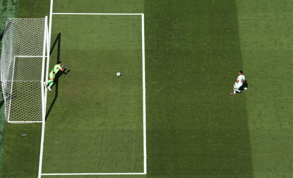 Mbappe trả lời Messi bằng siêu phẩm, Morocco chỉ còn cái bóng của chính mình (2)