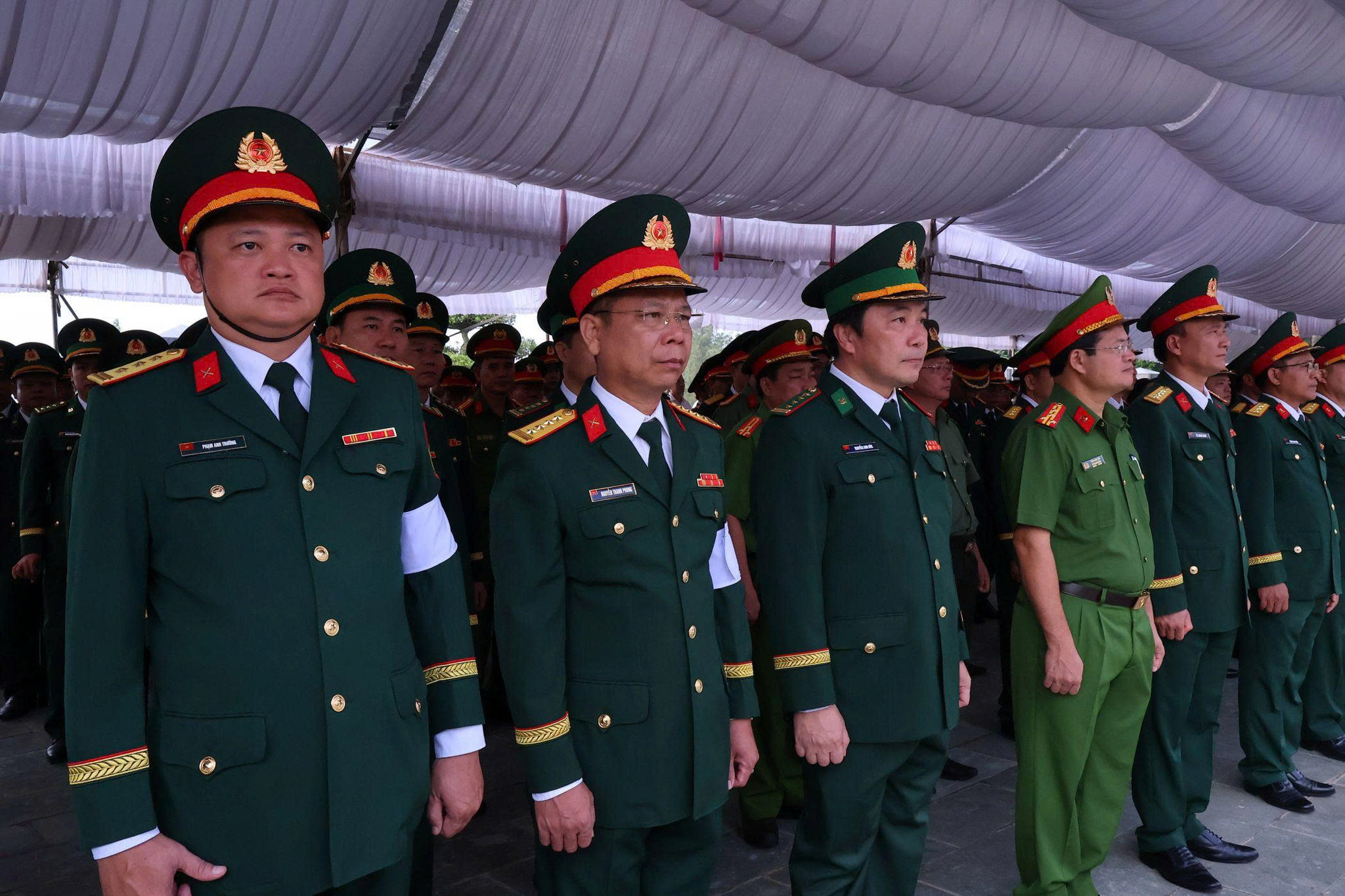 Đại diện lực lượng vũ trang dự lễ lễ viếng, truy điệu, an táng 63 hài cốt liệt sĩ