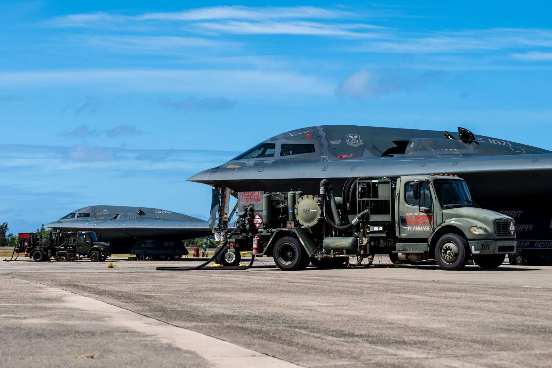 www.armyrecognition.com-images-stories-news-2026-july-_u.s.-b-2-stealth-bombers-hot-pit-refueling-in-hawaii-bolsters-distributed-deterrence-across-the-pacific.jpg
