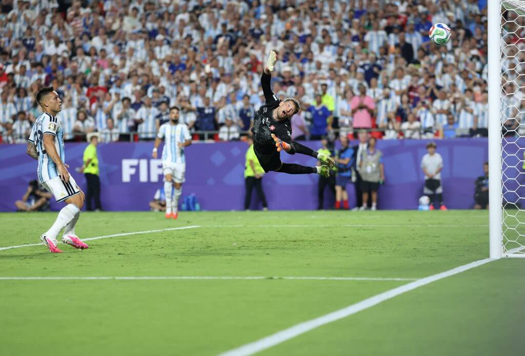 Alvarez khiến Messi lu mờ, Thụy Sĩ thua Argentina sau thẻ đỏ kì lạ của Embolo